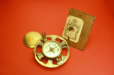 Einfaches Theodolit mit Handelskarte im Deckel des Gehäuses, ca. 1780